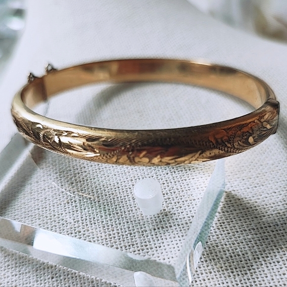 Vintage Smooth Gold Tone Plated Impressed Wreath Festoon Pattern Bangle Bracelet - Picture 12 of 14